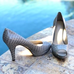 Adorable ‘mock-croc’ peeptoe pumps from Nine West!